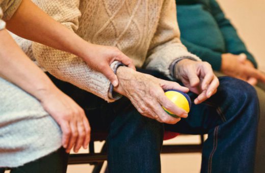 Gemeinsam gegen Alzheimer: Praktische Ansätze für die Pflege